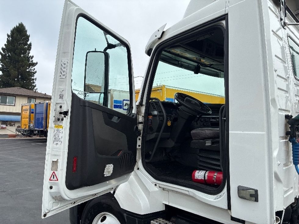 Day Cab Tractor-Heavy Duty Tractors-Volvo-2019-VNL64T300-West Sacramento-CA-748,512\n\t\tmiles-$ 21,500 - Image 9