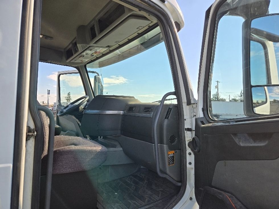 Day Cab Tractor-Heavy Duty Tractors-Volvo-2019-VNL64T300-Yakima-WA-277,951\n\t\tmiles-$ 51,000 - Image 10