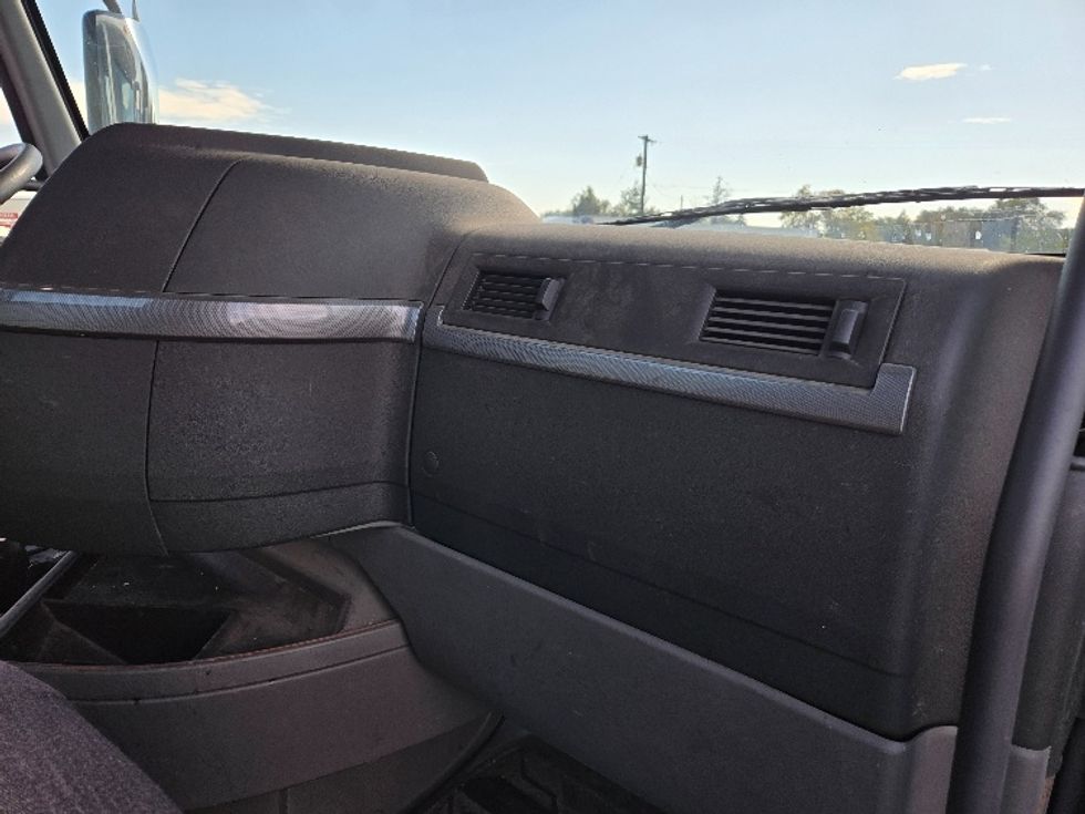 Day Cab Tractor-Heavy Duty Tractors-Volvo-2019-VNL64T300-Yakima-WA-277,951\n\t\tmiles-$ 51,000 - Image 11