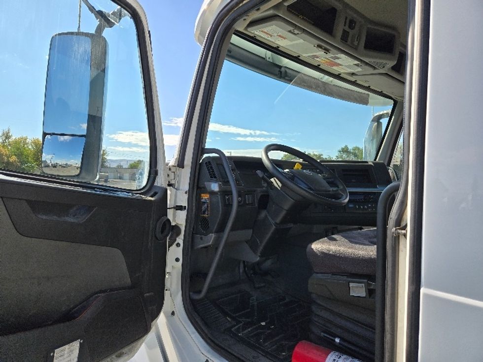 Day Cab Tractor-Heavy Duty Tractors-Volvo-2019-VNL64T300-Yakima-WA-277,951\n\t\tmiles-$ 51,000 - Image 8