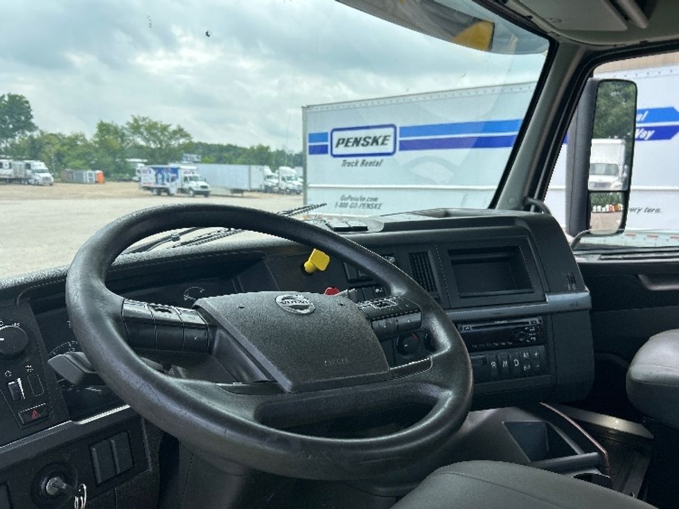 Day Cab Tractor-Heavy Duty Tractors-Volvo-2019-VNR42300-Kalamazoo-MI-249,839\n\t\tmiles-$ 28,750 - Image 10