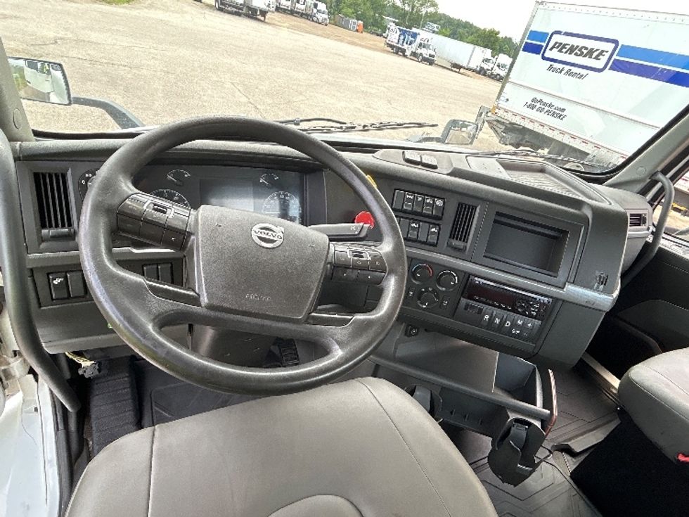 Day Cab Tractor-Heavy Duty Tractors-Volvo-2019-VNR42300-Kalamazoo-MI-249,839\n\t\tmiles-$ 28,750 - Image 11