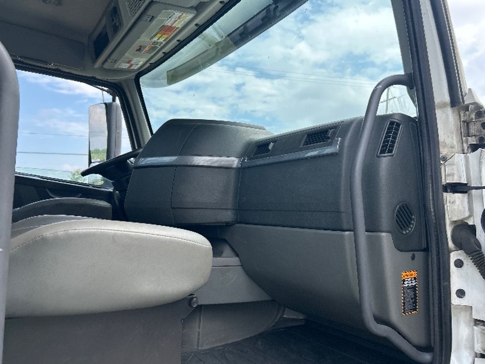 Day Cab Tractor-Heavy Duty Tractors-Volvo-2019-VNR42300-Kalamazoo-MI-249,839\n\t\tmiles-$ 28,750 - Image 13