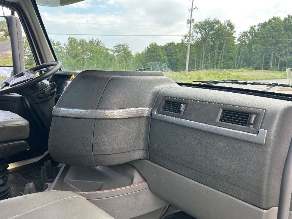Day Cab Tractor-Heavy Duty Tractors-Volvo-2019-VNR42300-Kalamazoo-MI-249,839\n\t\tmiles-$ 28,750 - Image 14