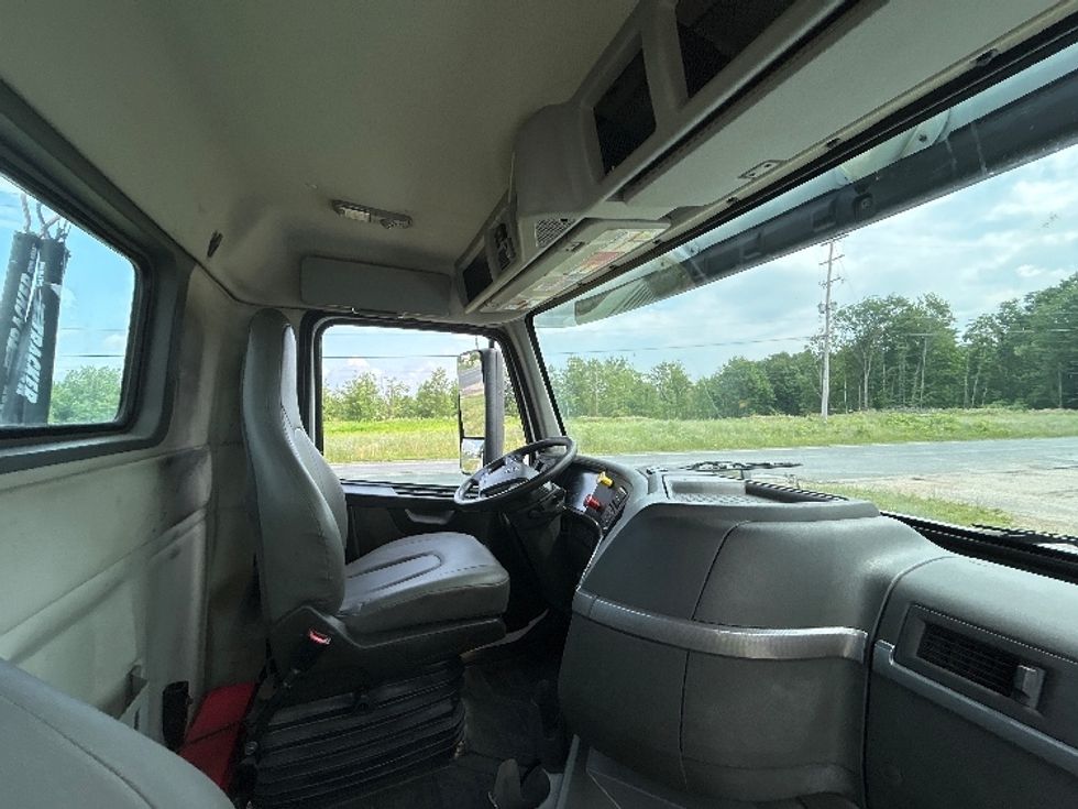 Day Cab Tractor-Heavy Duty Tractors-Volvo-2019-VNR42300-Kalamazoo-MI-249,839\n\t\tmiles-$ 28,750 - Image 15