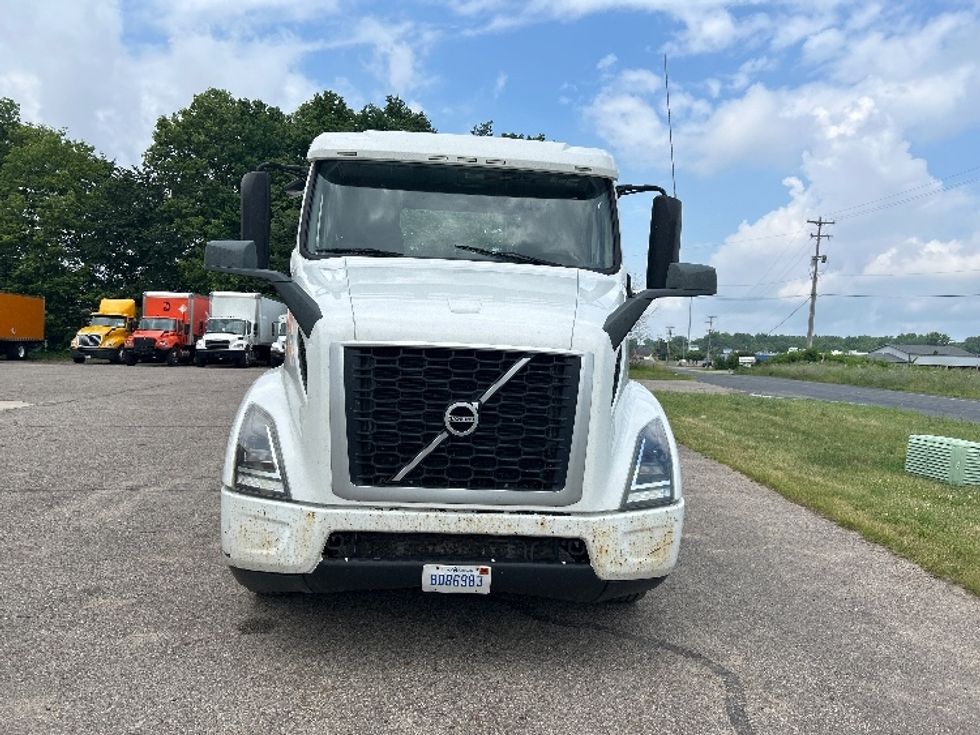 Day Cab Tractor-Heavy Duty Tractors-Volvo-2019-VNR42300-Kalamazoo-MI-249,839\n\t\tmiles-$ 28,750 - Image 2