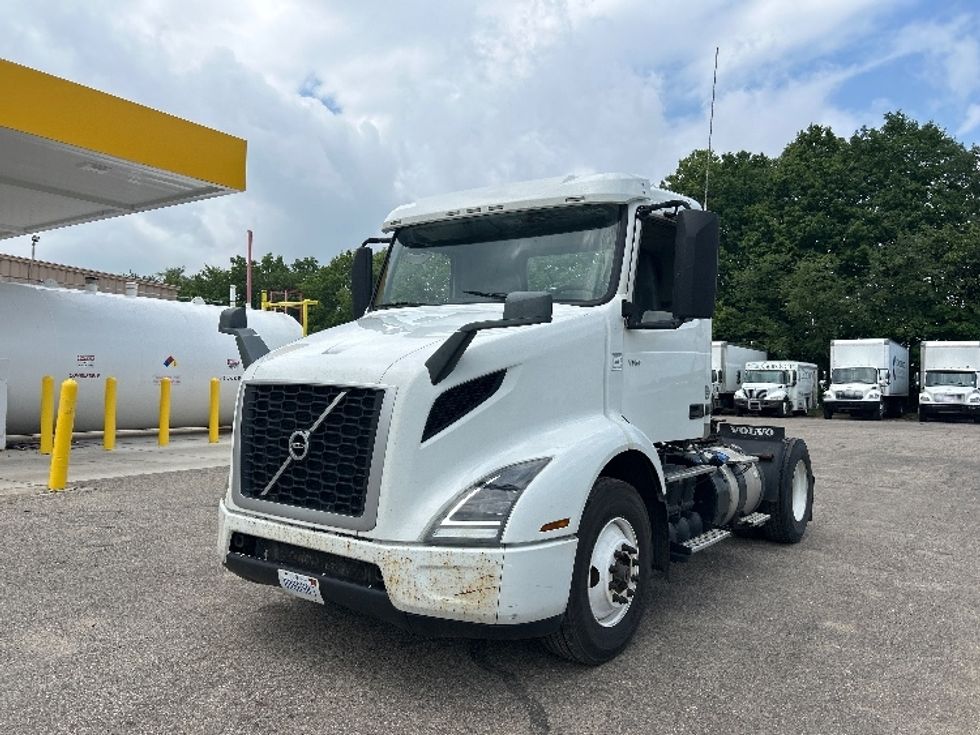 Day Cab Tractor-Heavy Duty Tractors-Volvo-2019-VNR42300-Kalamazoo-MI-249,839\n\t\tmiles-$ 28,750 - Image 3