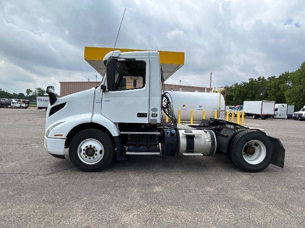 Day Cab Tractor-Heavy Duty Tractors-Volvo-2019-VNR42300-Kalamazoo-MI-249,839\n\t\tmiles-$ 28,750 - Image 4