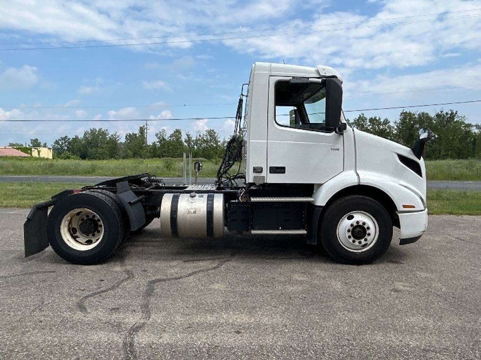Day Cab Tractor-Heavy Duty Tractors-Volvo-2019-VNR42300-Kalamazoo-MI-249,839\n\t\tmiles-$ 28,750 - Image 8