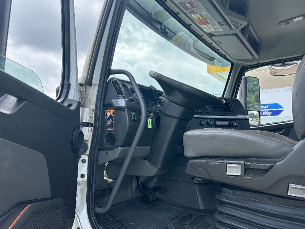 Day Cab Tractor-Heavy Duty Tractors-Volvo-2019-VNR42300-Kalamazoo-MI-249,839\n\t\tmiles-$ 28,750 - Image 9