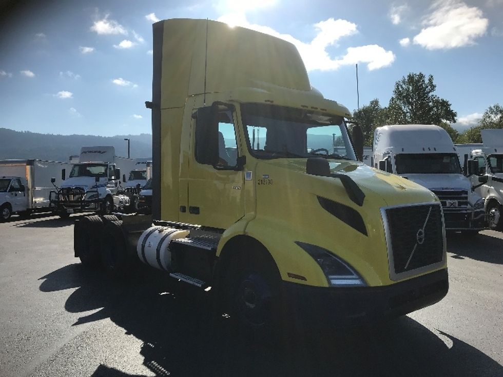 Day Cab Tractor-Heavy Duty Tractors-Volvo-2019-VNR64300-Coburg-OR-461,464\n\t\tmiles-$ 33,750 - Image 1