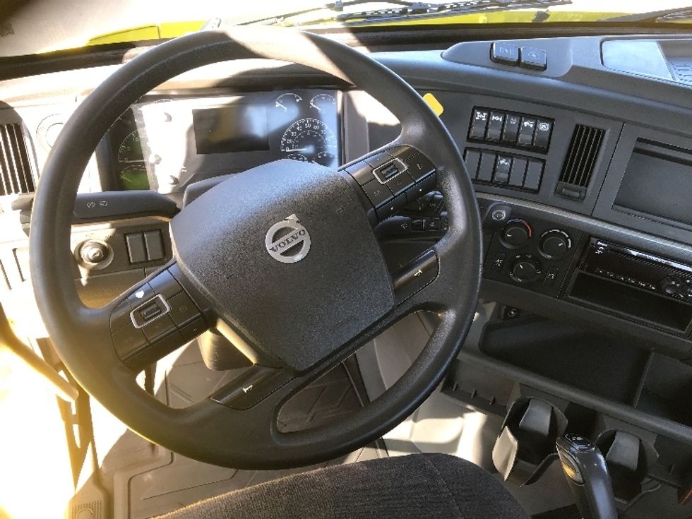 Day Cab Tractor-Heavy Duty Tractors-Volvo-2019-VNR64300-Coburg-OR-461,464\n\t\tmiles-$ 33,750 - Image 11