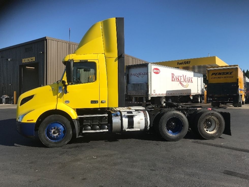 Day Cab Tractor-Heavy Duty Tractors-Volvo-2019-VNR64300-Coburg-OR-461,464\n\t\tmiles-$ 33,750 - Image 4
