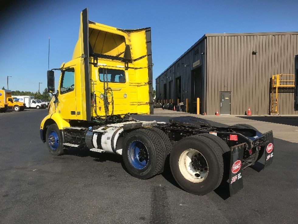 Day Cab Tractor-Heavy Duty Tractors-Volvo-2019-VNR64300-Coburg-OR-461,464\n\t\tmiles-$ 33,750 - Image 5