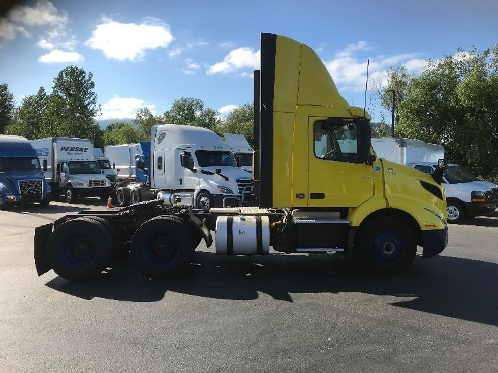 Day Cab Tractor-Heavy Duty Tractors-Volvo-2019-VNR64300-Coburg-OR-461,464\n\t\tmiles-$ 33,750 - Image 8