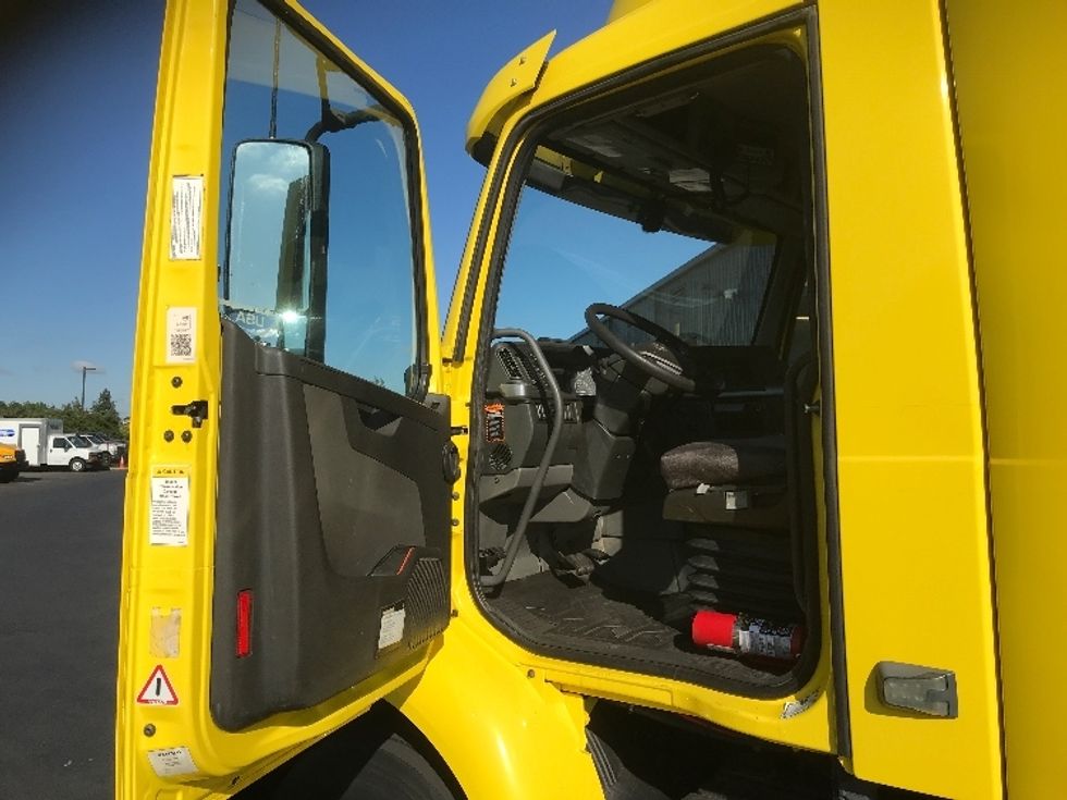 Day Cab Tractor-Heavy Duty Tractors-Volvo-2019-VNR64300-Coburg-OR-461,464\n\t\tmiles-$ 33,750 - Image 9