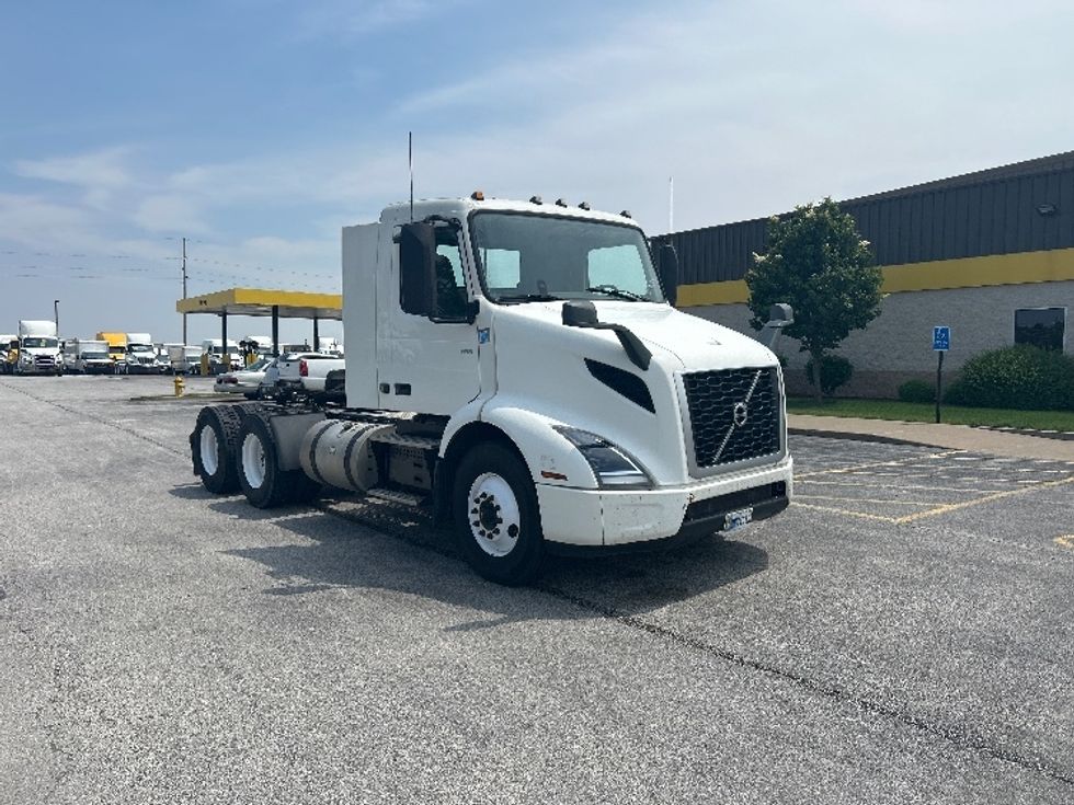 Day Cab Tractor-Heavy Duty Tractors-Volvo-2019-VNR64300-Davenport-IA-409,663\n\t\tmiles-$ 41,000 - Image 1