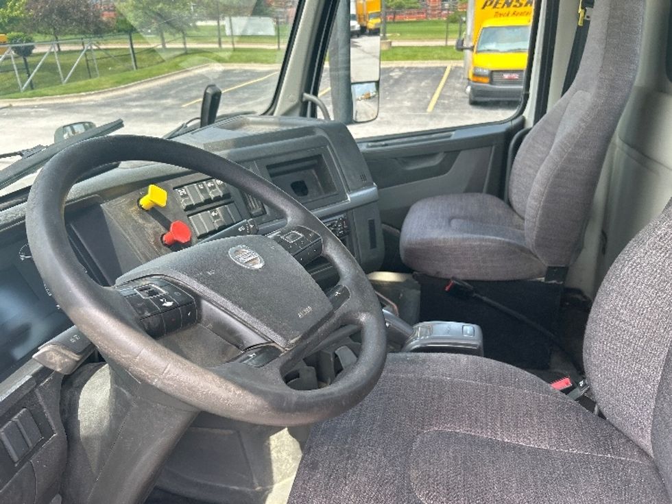 Day Cab Tractor-Heavy Duty Tractors-Volvo-2019-VNR64300-Davenport-IA-409,663\n\t\tmiles-$ 41,000 - Image 10