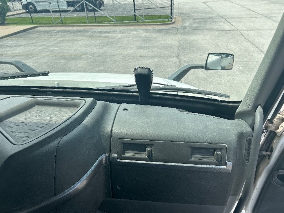 Day Cab Tractor-Heavy Duty Tractors-Volvo-2019-VNR64300-Davenport-IA-409,663\n\t\tmiles-$ 41,000 - Image 13