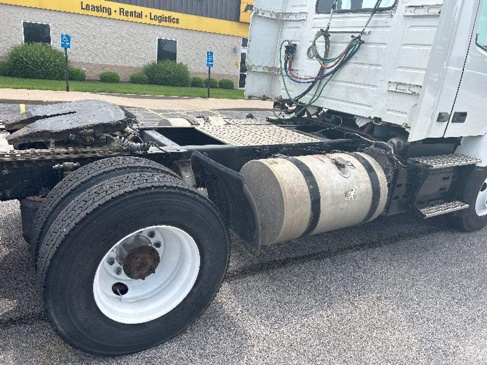 Day Cab Tractor-Heavy Duty Tractors-Volvo-2019-VNR64300-Davenport-IA-409,663\n\t\tmiles-$ 41,000 - Image 17