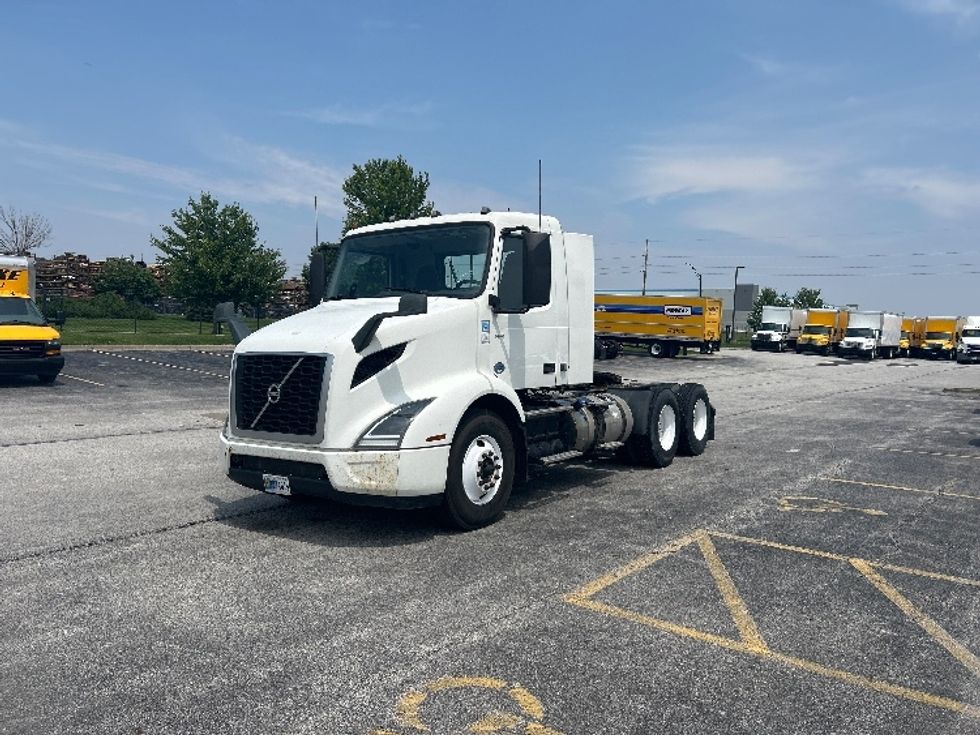 2019 Volvo Truck VNR photo 3