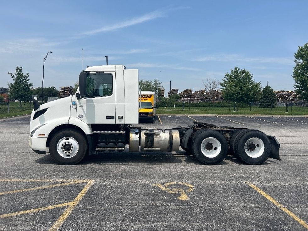 2019 Volvo Truck VNR photo 4