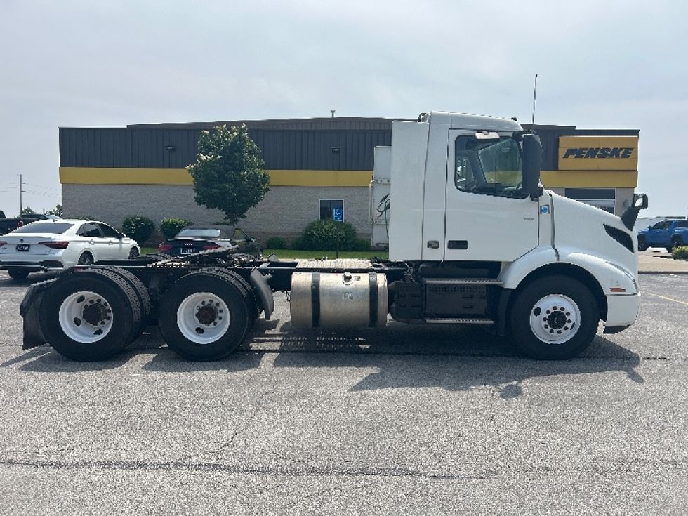 Day Cab Tractor-Heavy Duty Tractors-Volvo-2019-VNR64300-Davenport-IA-409,663\n\t\tmiles-$ 41,000 - Image 8