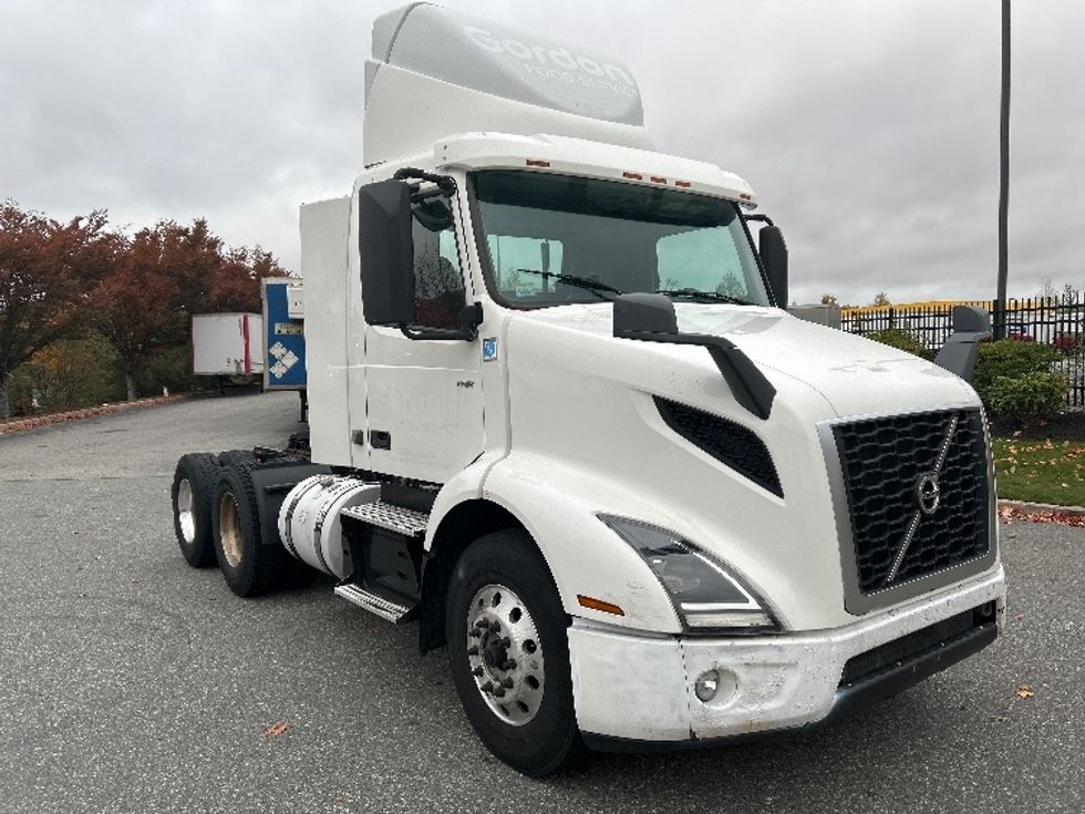 Day Cab Tractor-Heavy Duty Tractors-Volvo-2019-VNR64300-Fitchburg-MA-230,272\n\t\tmiles-$ 37,750 - Image 1