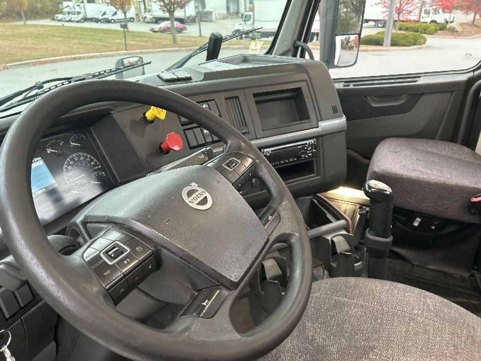 Day Cab Tractor-Heavy Duty Tractors-Volvo-2019-VNR64300-Fitchburg-MA-230,272\n\t\tmiles-$ 37,750 - Image 10