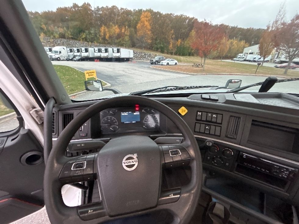 Day Cab Tractor-Heavy Duty Tractors-Volvo-2019-VNR64300-Fitchburg-MA-230,272\n\t\tmiles-$ 37,750 - Image 11