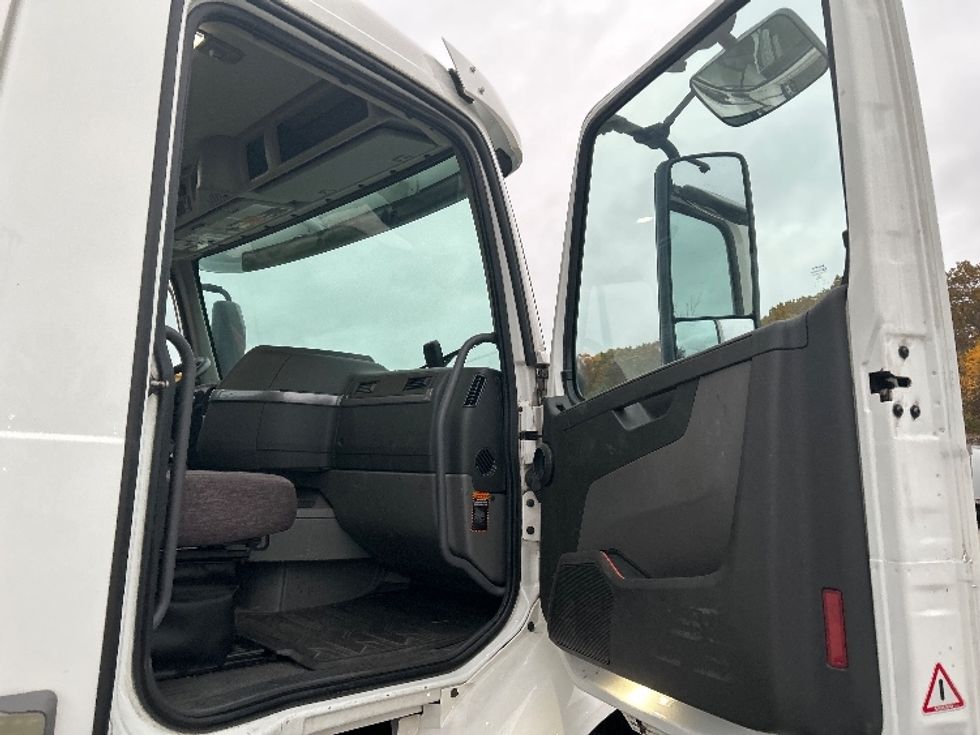 Day Cab Tractor-Heavy Duty Tractors-Volvo-2019-VNR64300-Fitchburg-MA-230,272\n\t\tmiles-$ 37,750 - Image 12