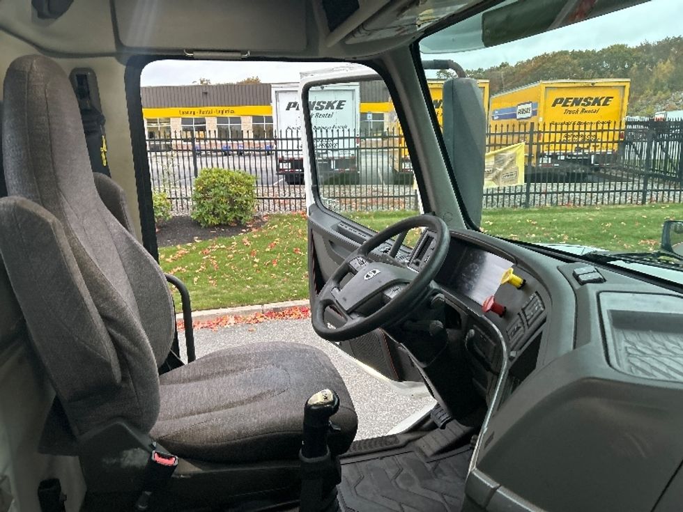 Day Cab Tractor-Heavy Duty Tractors-Volvo-2019-VNR64300-Fitchburg-MA-230,272\n\t\tmiles-$ 37,750 - Image 14