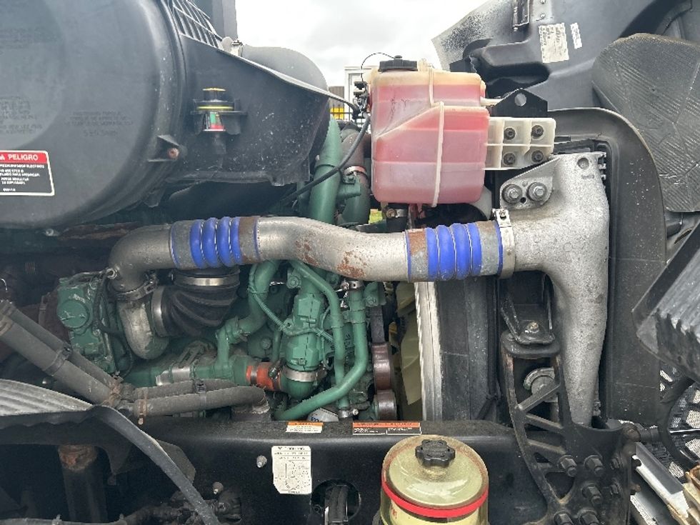 Day Cab Tractor-Heavy Duty Tractors-Volvo-2019-VNR64300-Fitchburg-MA-230,272\n\t\tmiles-$ 37,750 - Image 15