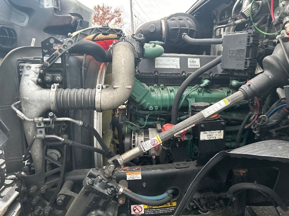 Day Cab Tractor-Heavy Duty Tractors-Volvo-2019-VNR64300-Fitchburg-MA-230,272\n\t\tmiles-$ 37,750 - Image 16