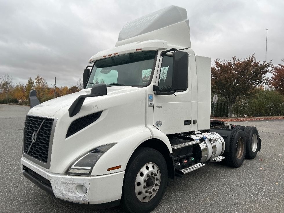 Day Cab Tractor-Heavy Duty Tractors-Volvo-2019-VNR64300-Fitchburg-MA-230,272\n\t\tmiles-$ 37,750 - Image 3