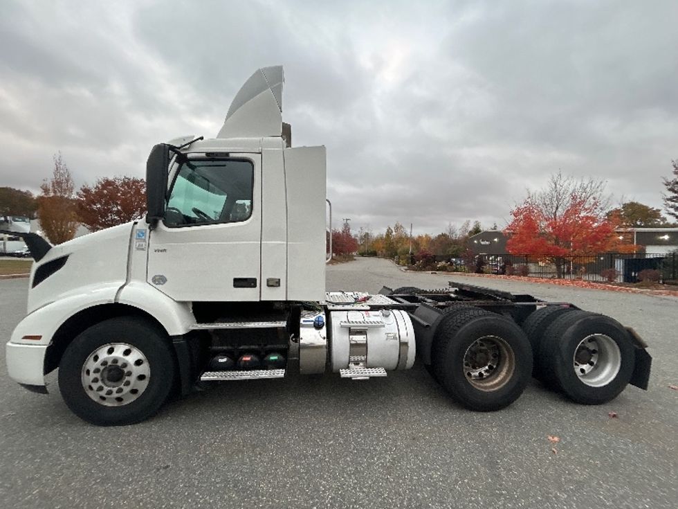 Day Cab Tractor-Heavy Duty Tractors-Volvo-2019-VNR64300-Fitchburg-MA-230,272\n\t\tmiles-$ 37,750 - Image 4