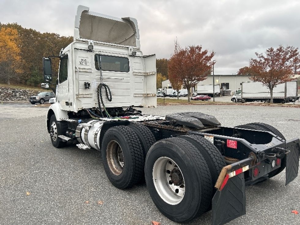 Day Cab Tractor-Heavy Duty Tractors-Volvo-2019-VNR64300-Fitchburg-MA-230,272\n\t\tmiles-$ 37,750 - Image 5