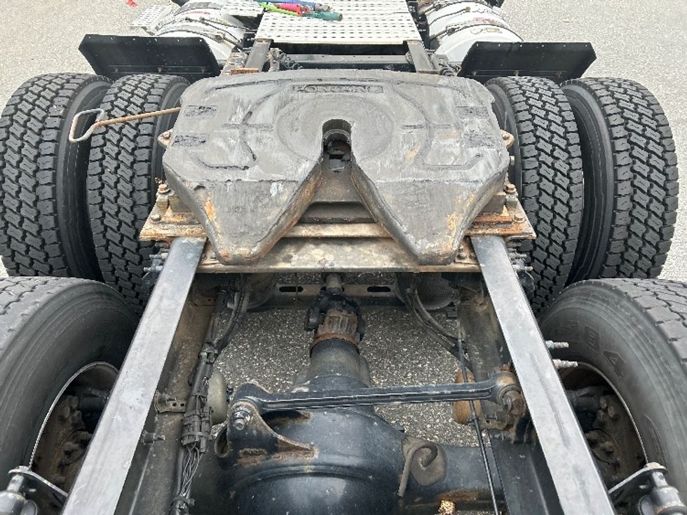 Day Cab Tractor-Heavy Duty Tractors-Volvo-2019-VNR64300-Fitchburg-MA-230,272\n\t\tmiles-$ 37,750 - Image 6