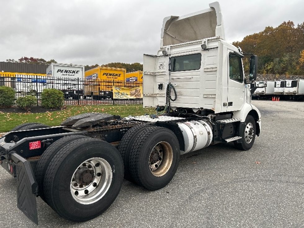 Day Cab Tractor-Heavy Duty Tractors-Volvo-2019-VNR64300-Fitchburg-MA-230,272\n\t\tmiles-$ 37,750 - Image 7