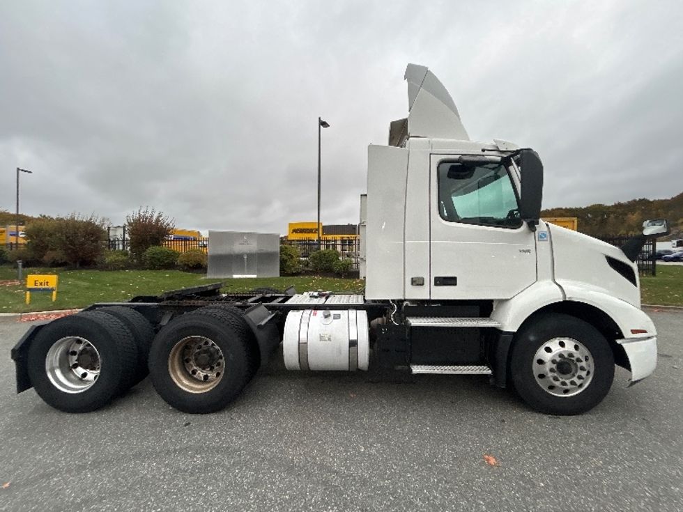 Day Cab Tractor-Heavy Duty Tractors-Volvo-2019-VNR64300-Fitchburg-MA-230,272\n\t\tmiles-$ 37,750 - Image 8