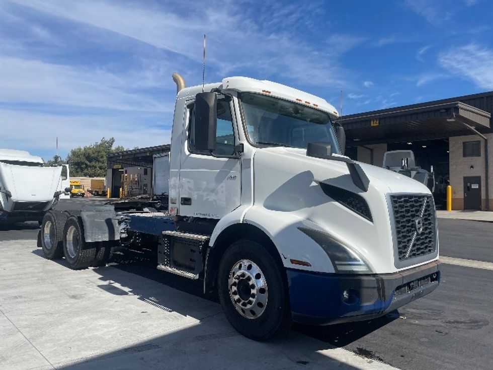 Day Cab Tractor-Heavy Duty Tractors-Volvo-2019-VNR64300-Fontana-CA-349,873\n\t\tmiles-$ 18,000 - Image 1