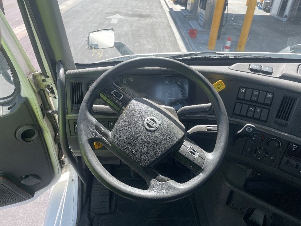 Day Cab Tractor-Heavy Duty Tractors-Volvo-2019-VNR64300-Fontana-CA-349,873\n\t\tmiles-$ 18,000 - Image 11