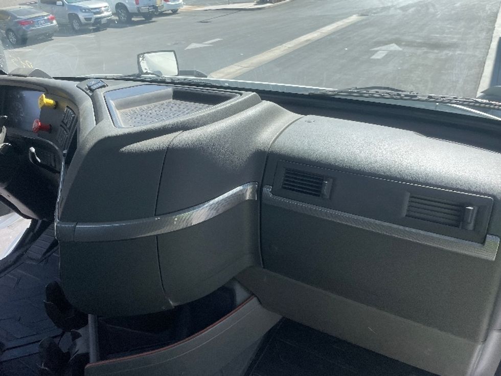 Day Cab Tractor-Heavy Duty Tractors-Volvo-2019-VNR64300-Fontana-CA-349,873\n\t\tmiles-$ 18,000 - Image 13