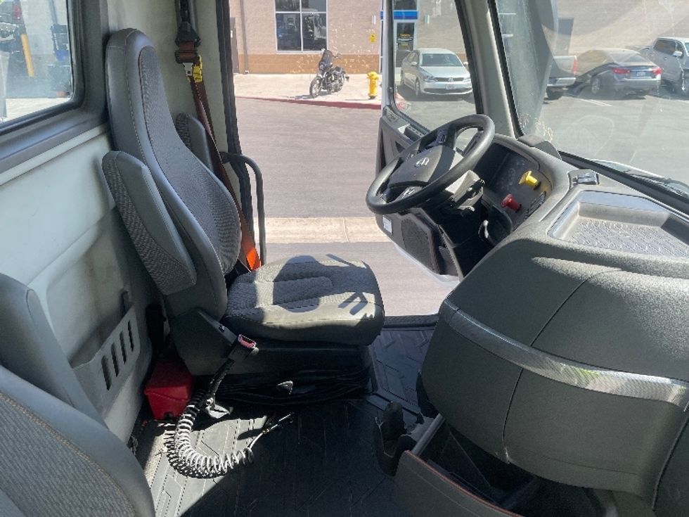 Day Cab Tractor-Heavy Duty Tractors-Volvo-2019-VNR64300-Fontana-CA-349,873\n\t\tmiles-$ 18,000 - Image 14