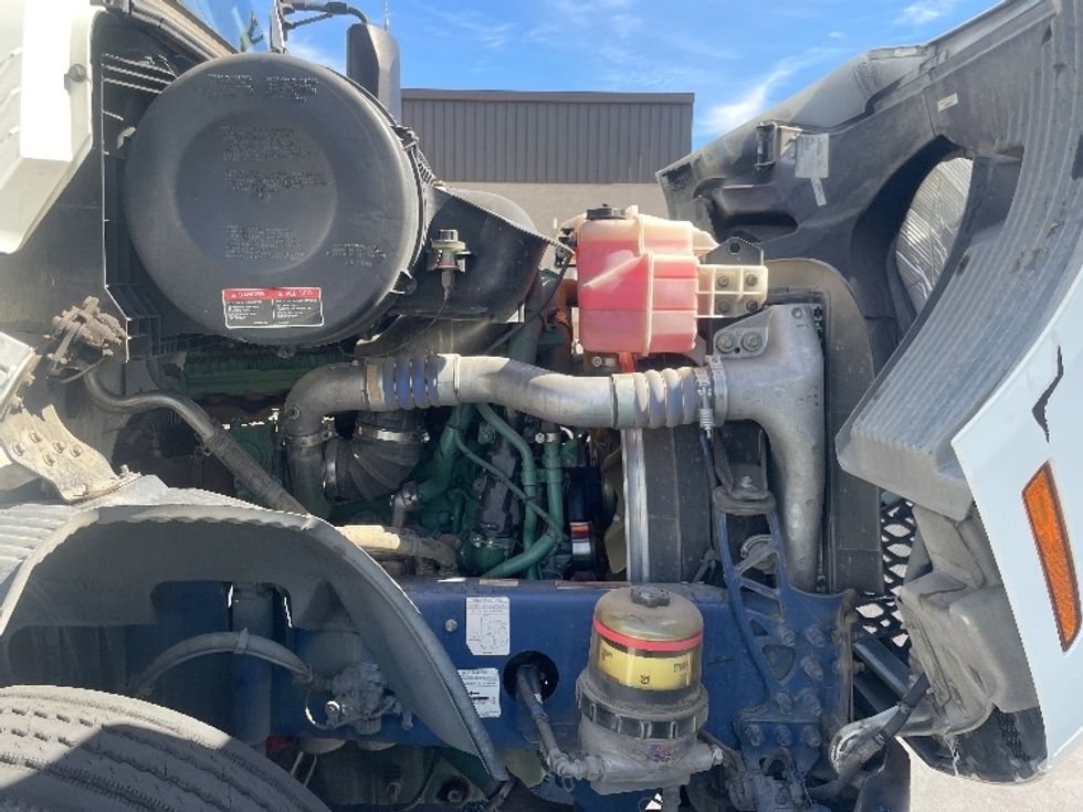 Day Cab Tractor-Heavy Duty Tractors-Volvo-2019-VNR64300-Fontana-CA-349,873\n\t\tmiles-$ 18,000 - Image 15