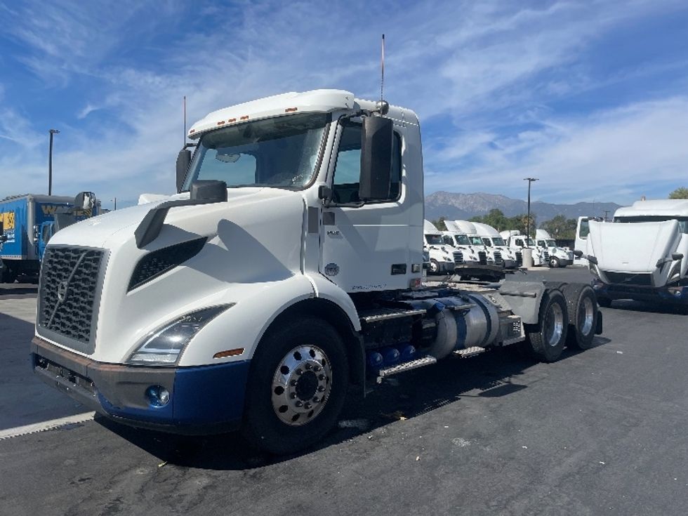 Day Cab Tractor-Heavy Duty Tractors-Volvo-2019-VNR64300-Fontana-CA-349,873\n\t\tmiles-$ 18,000 - Image 3