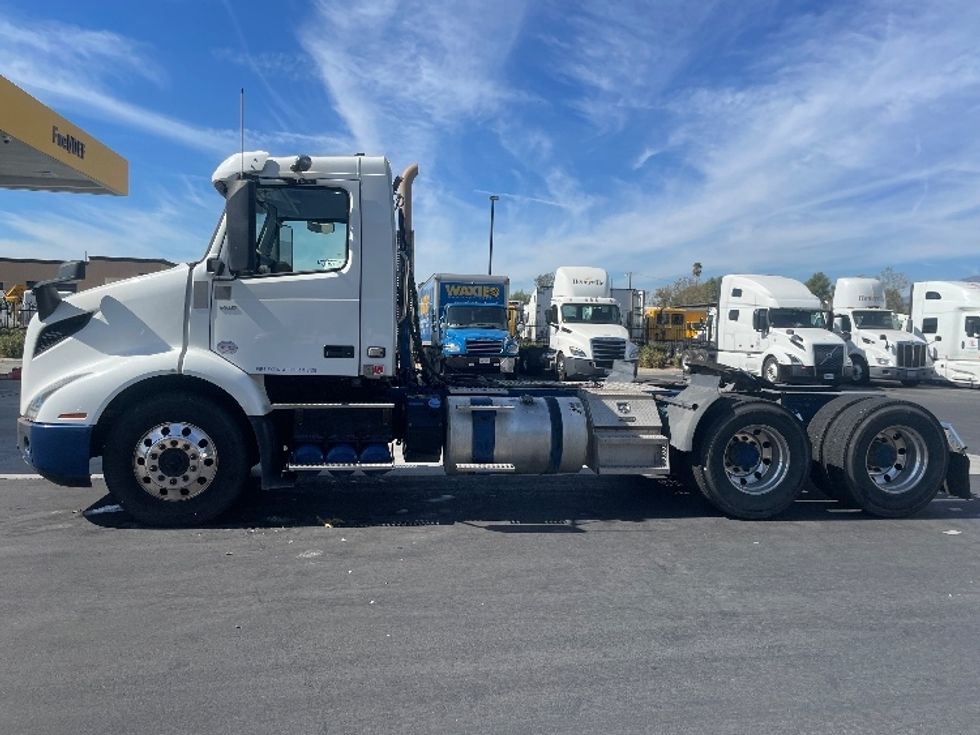 Day Cab Tractor-Heavy Duty Tractors-Volvo-2019-VNR64300-Fontana-CA-349,873\n\t\tmiles-$ 18,000 - Image 4