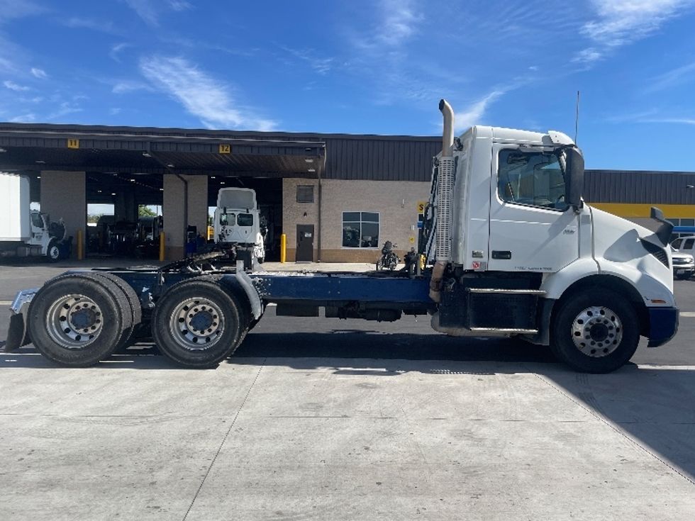 Day Cab Tractor-Heavy Duty Tractors-Volvo-2019-VNR64300-Fontana-CA-349,873\n\t\tmiles-$ 18,000 - Image 8