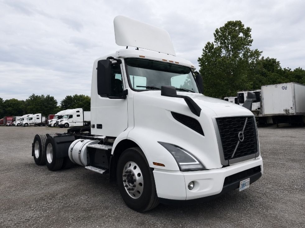 Day Cab Tractor-Heavy Duty Tractors-Volvo-2019-VNR64300-Harrisburg-PA-502,956\n\t\tmiles-$ 31,750 - Image 1