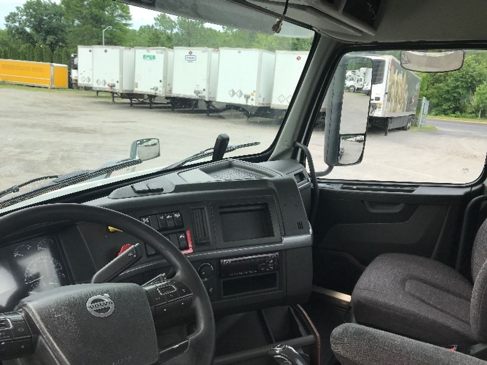 Day Cab Tractor-Heavy Duty Tractors-Volvo-2019-VNR64300-Harrisburg-PA-502,956\n\t\tmiles-$ 31,750 - Image 10
